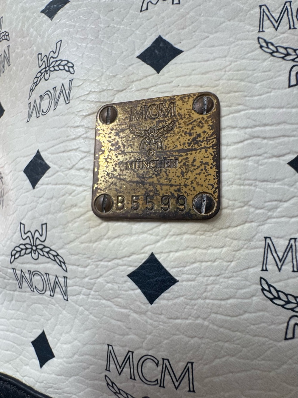 MCM Bucket Bag with drawstring - Picture 3 of 10